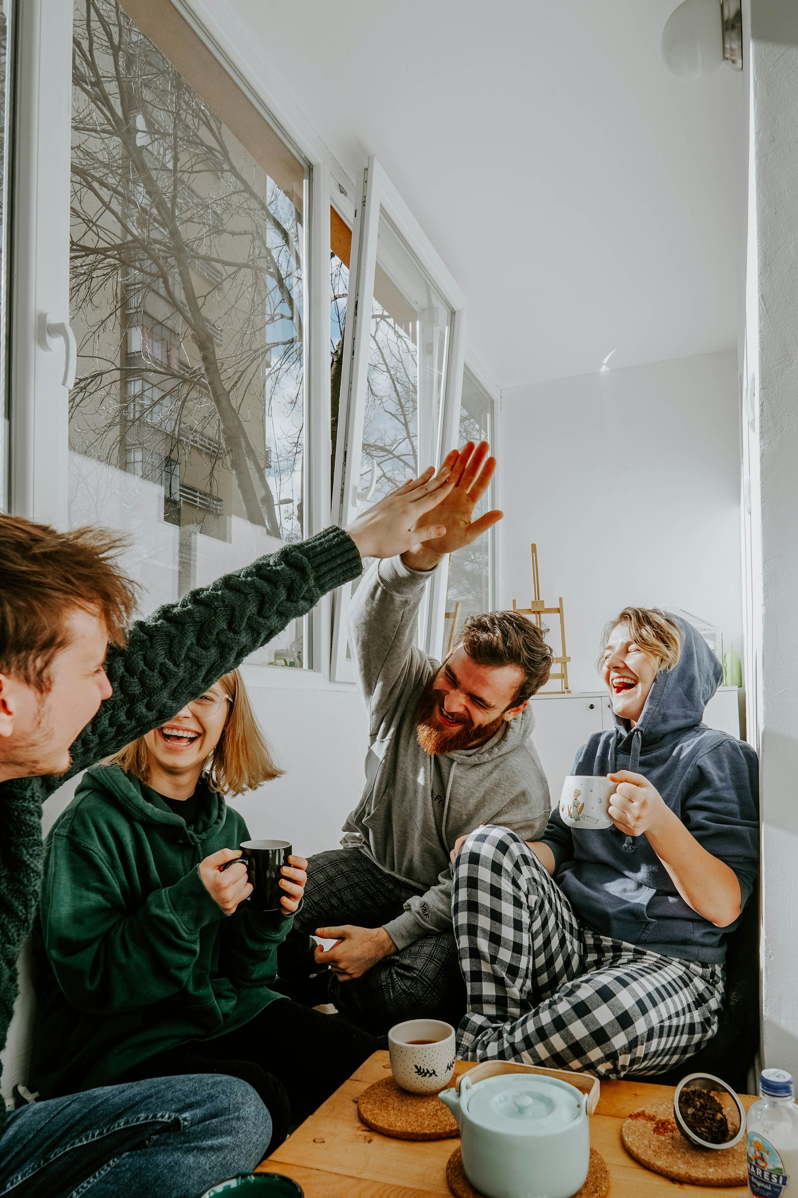 Freunde unterhalten sich bei einem Kaffee